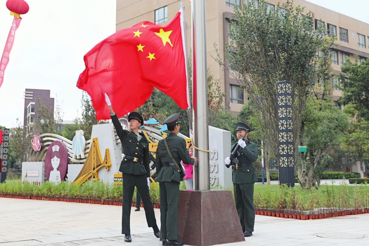 开学第一课 | 2026世界杯官网举行2025年秋季学期“开学第一课”暨国旗下的党课第一讲