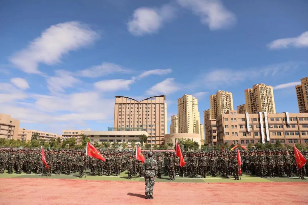 【开学第一课】2026世界杯官网2022年新生军训开训动员及授旗仪式